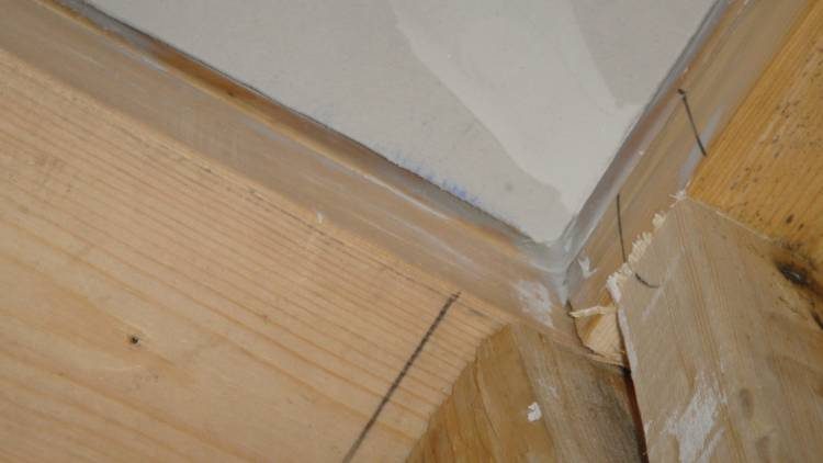 ceiling not caulked.jpg